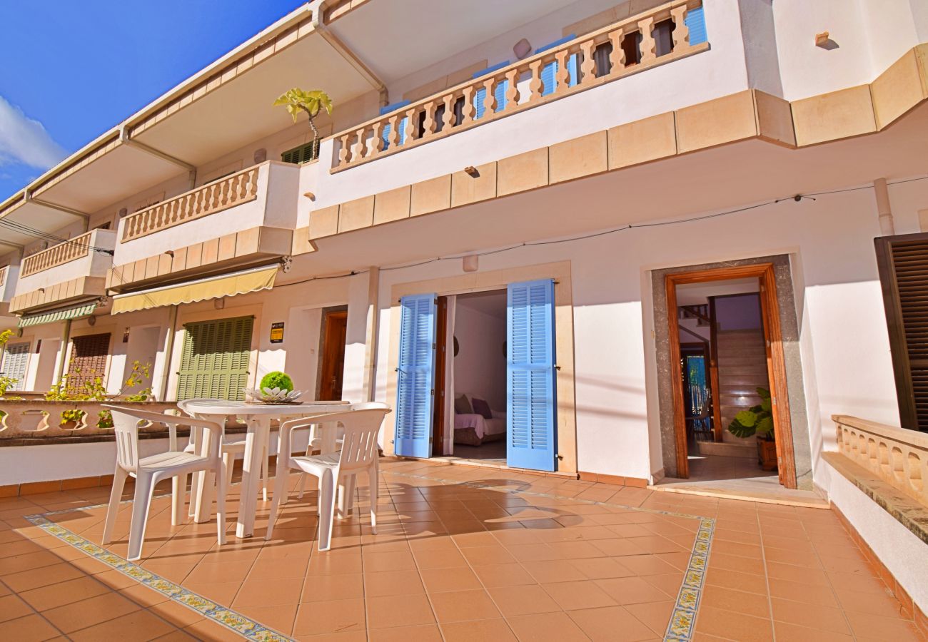 Große Terrasse, Haus mit Balkon